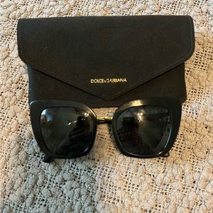 Use authentic sunglasses Dolce Gabbana good conditions, prescription glasses…